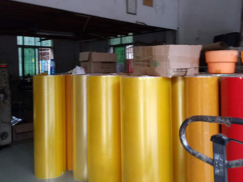 包裝膠(jiāo)帶生産車(chē)間